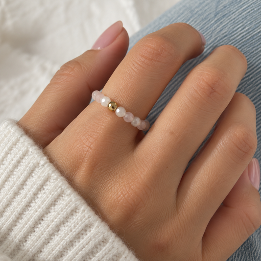Elastischer Ring aus facettierten Rosequarzperlen.