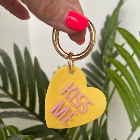 Statement Key Pop "KISS ME" in gelb/rosa