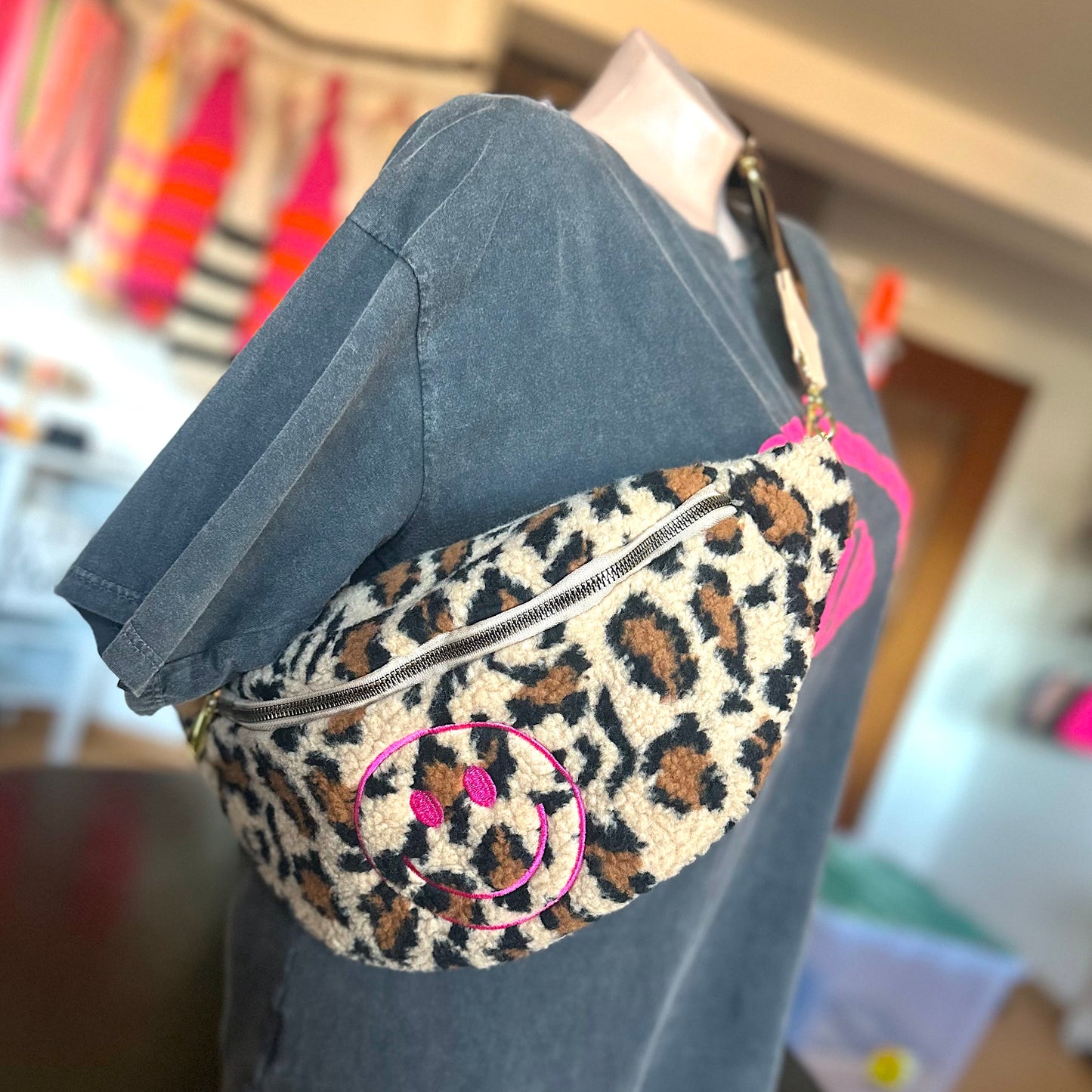 Crossover Teddy-Bag mit Leopardenmuster und gesticktem Smiley