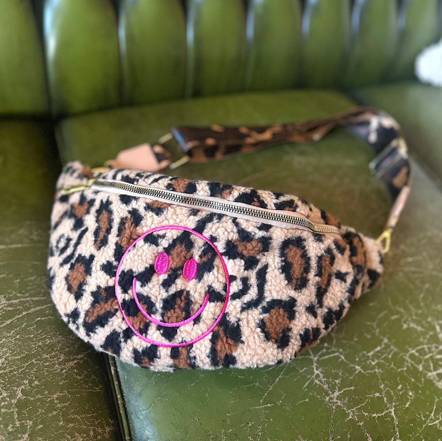 Crossover Teddy-Bag mit Leopardenmuster und gesticktem Smiley