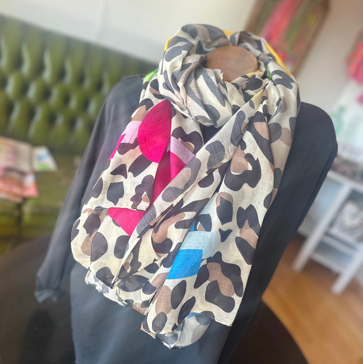 Leichtes XXL-TUCH "LEO-LOVE" (Leoprint mit bunter Schrift)