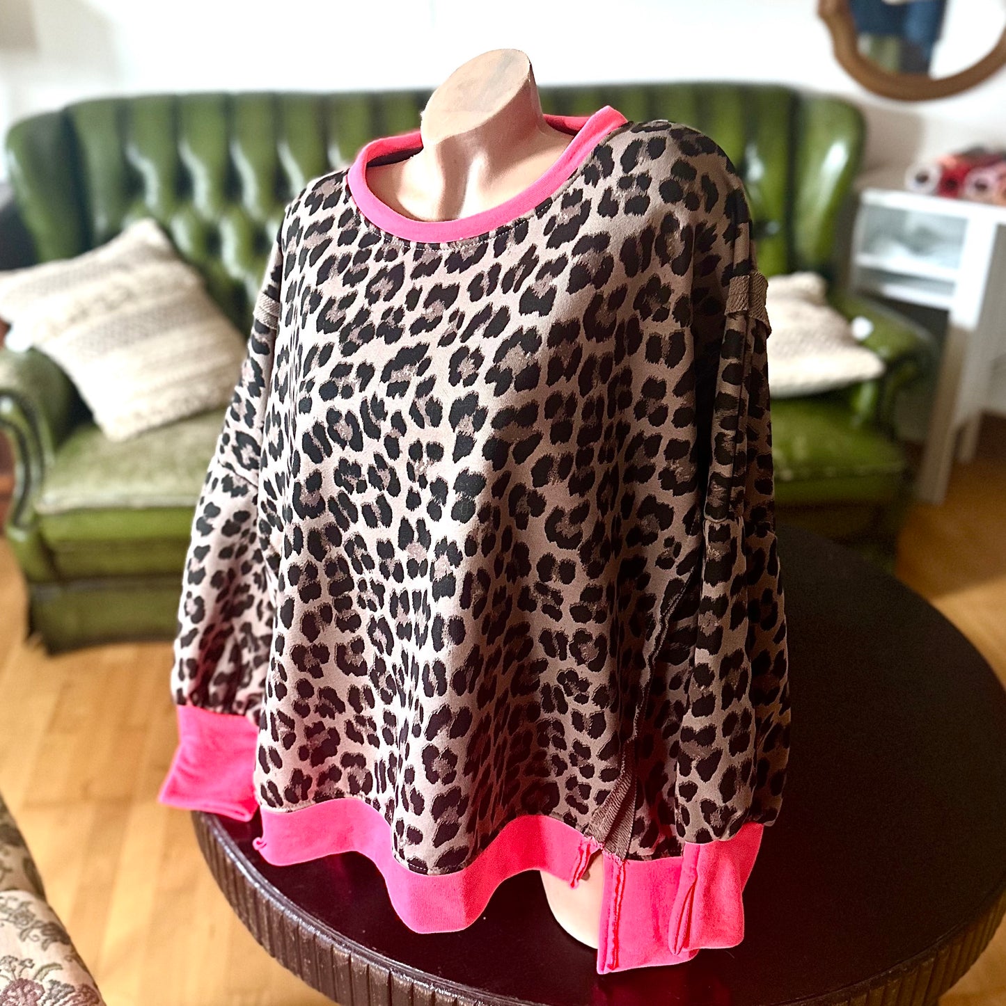 Sweater "LEO" in braun-grau mit neonpink (oversize geschnitten)