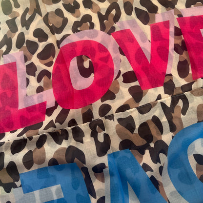 Leichtes XXL-TUCH "LEO-LOVE" (Leoprint mit bunter Schrift)