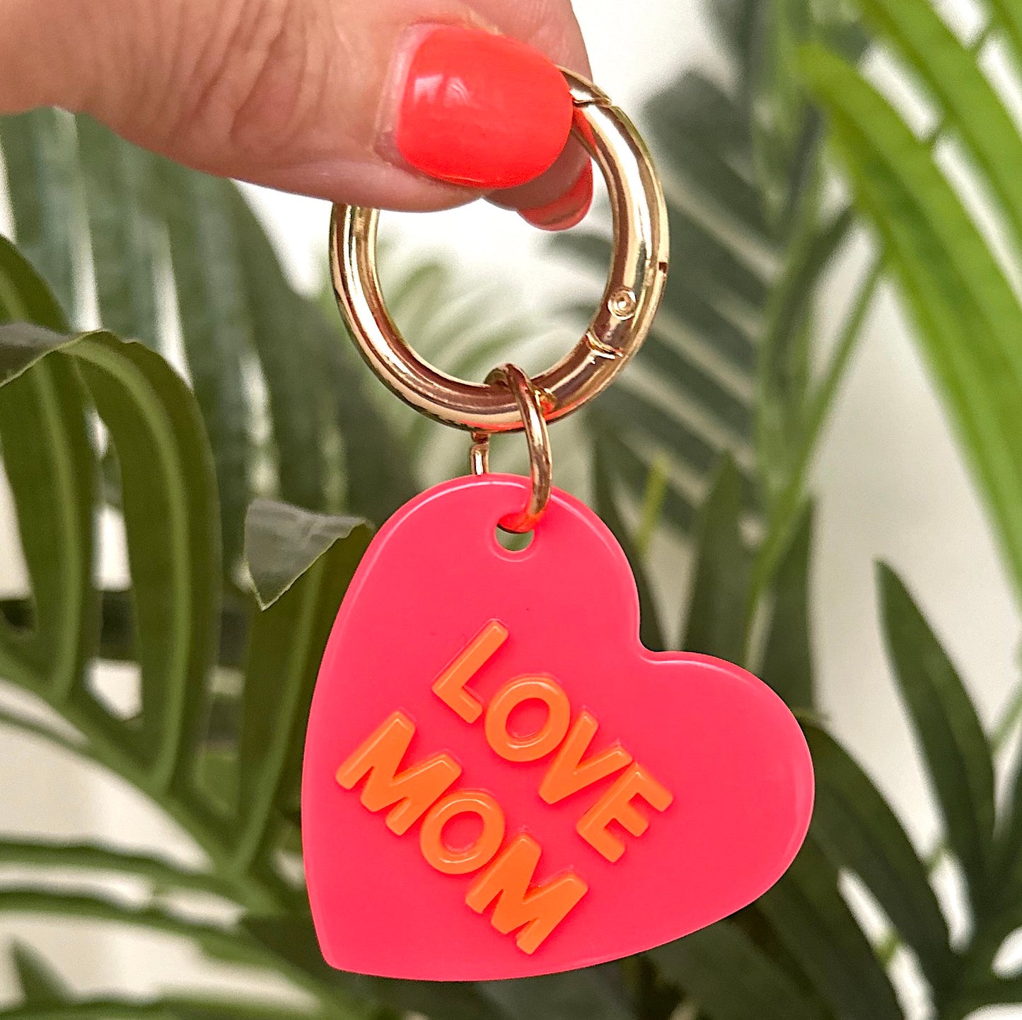 Statement Key Pop "LOVE MOM" in neon-pink/orange