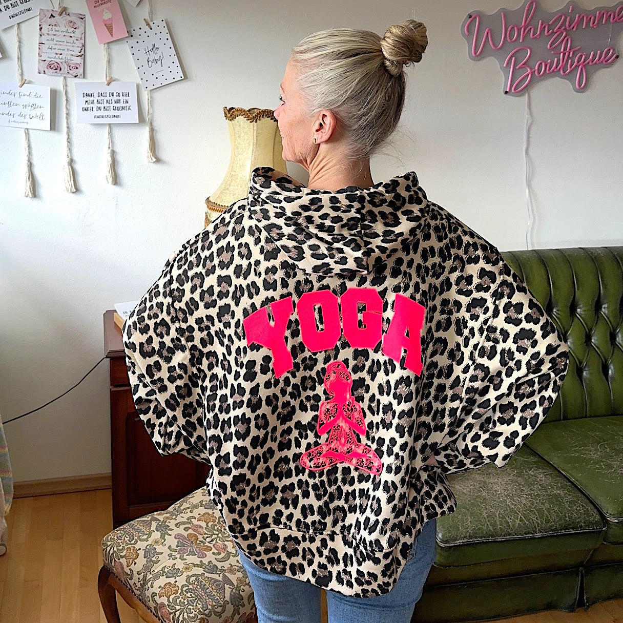 Hoodie "YOGA" Leoprint mit Flock in neonpink (oversize geschnitten)