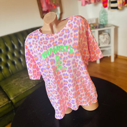 Shirt "NAMASTE" (Bunt)