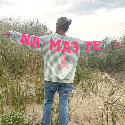 Sweater "Namaste" in lindgrün-pink