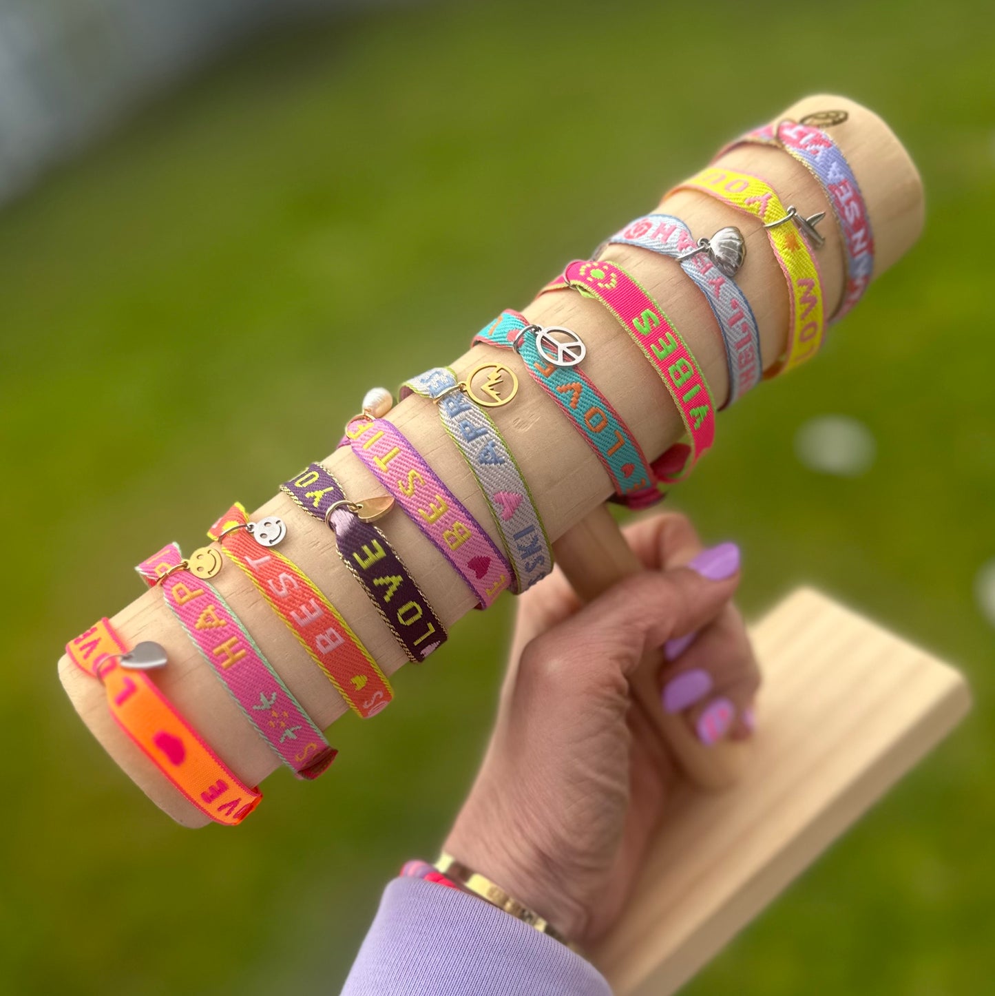bunte Statementarmbänder mit Druckknopf & Wunschanhänger (11 verschiedene Designs)