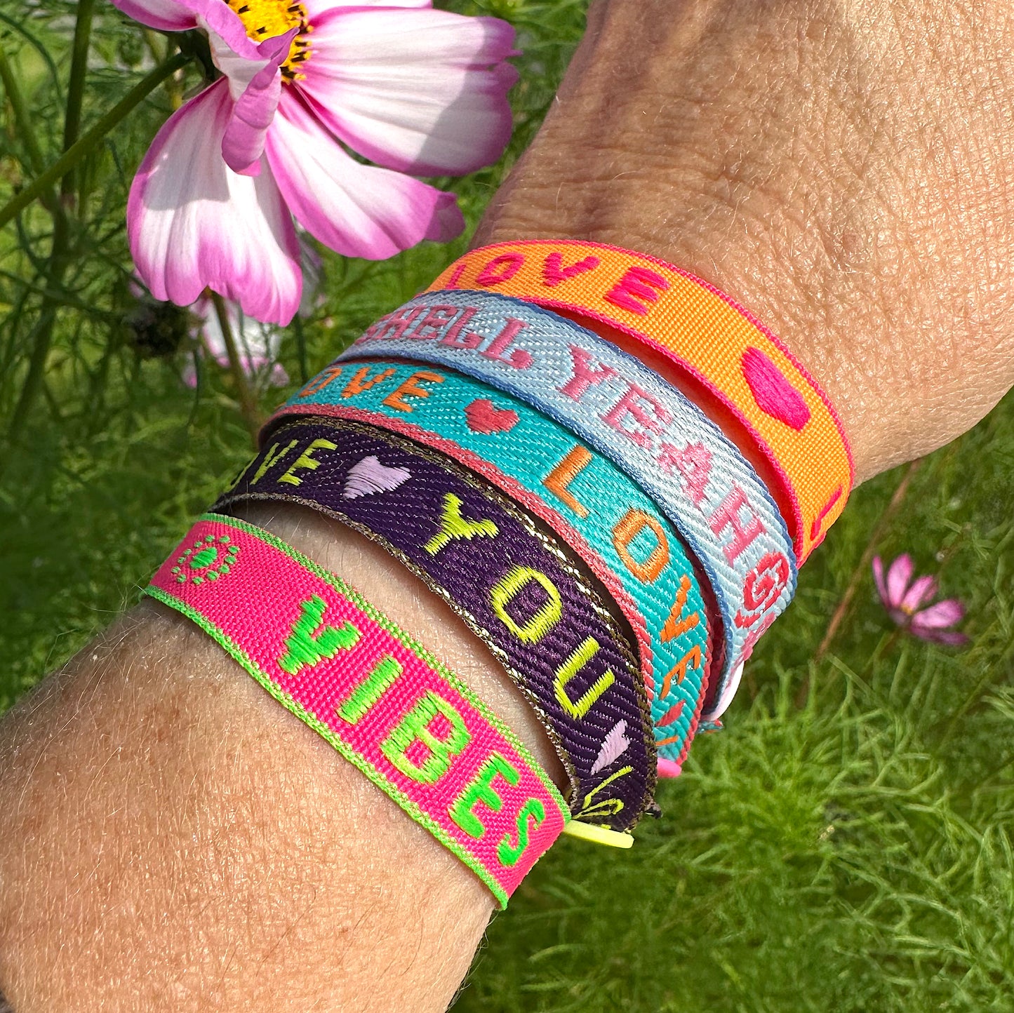 bunte Statementarmbänder mit Druckknopf (11 verschiedene Designs)