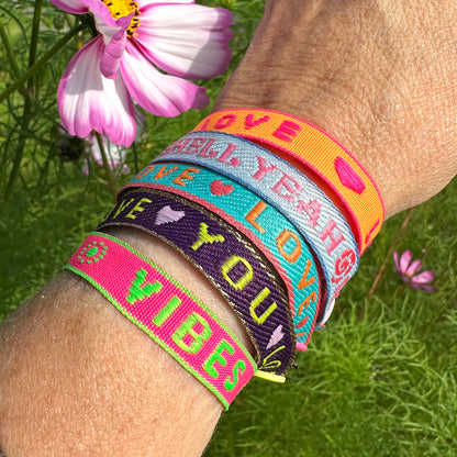bunte Statementarmbänder mit Druckknopf (11 verschiedene Designs)