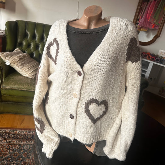 Strickjacke "COZY-LOVE" creme mit Herzen in beige/braun (oneSize)