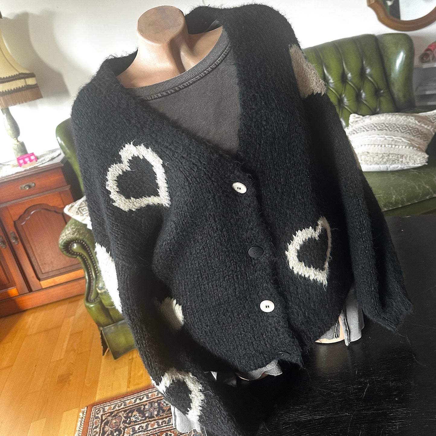 Strickjacke "COZY-LOVE" schwarz mit Herzen in creme (oneSize)