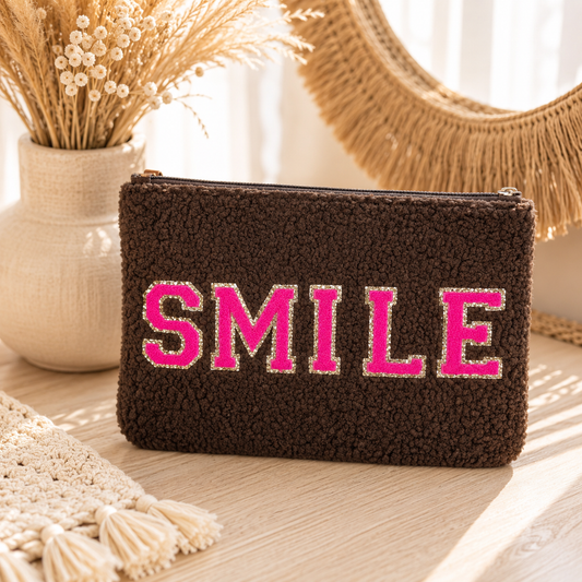 Stylische Kosmetiktasche in TEDDY-Optik mit dem Statement „SMILE“. Perfekt für Make-up, Reiseutensilien und kleine Alltagshelfer. 