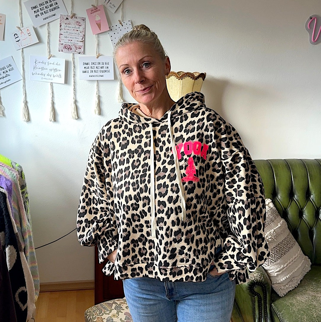 Hoodie "YOGA" Leoprint mit Flock in neonpink (oversize geschnitten)