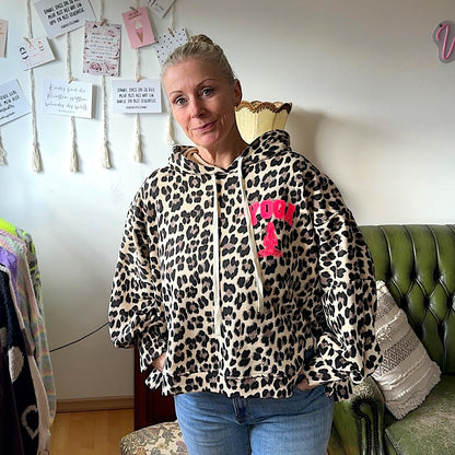 Hoodie "YOGA" Leoprint mit Flock in neonpink (oversize geschnitten)