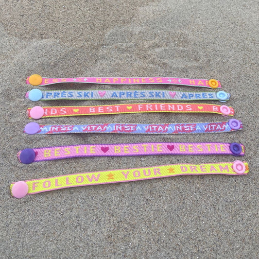 bunte Statementarmbänder mit Druckknopf (6 verschiedene Designs)