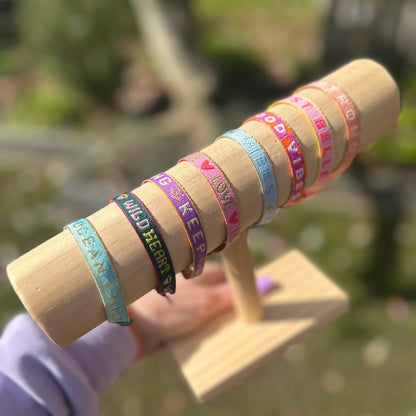 bunte Statementarmbänder mit Druckknopf (8 verschiedene Designs)