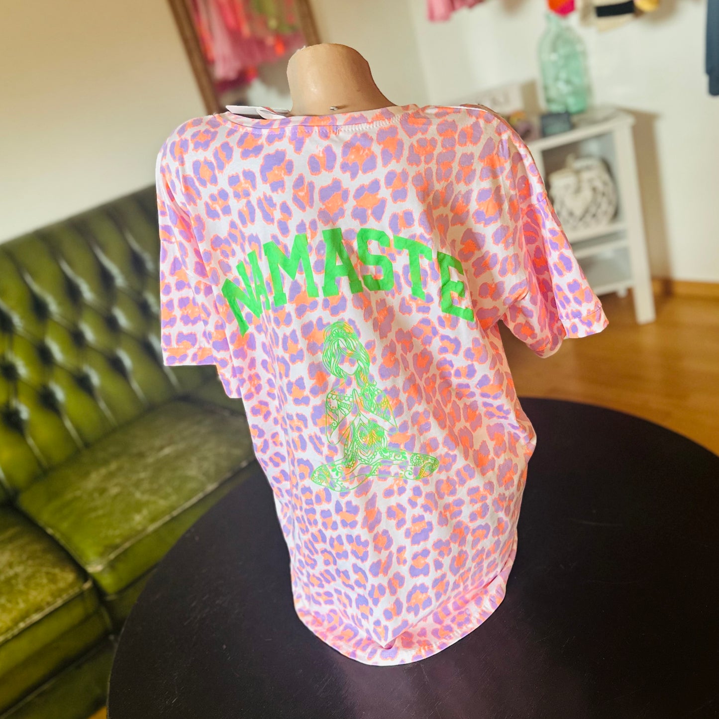 Shirt "NAMASTE" (Bunt)