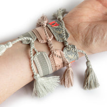 Laden Sie das Bild in den Galerie-Viewer, Statementarmbänder aus Baumwolle (7 verschiedene Designs)
