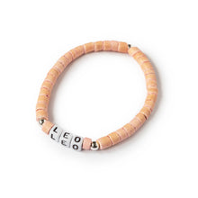 Laden Sie das Bild in den Galerie-Viewer, Kokosperlenarmband &quot;kokos&quot; personalisiert (8 Perlenfarben+24 Buchstabenvarianten zur Auswahl)

